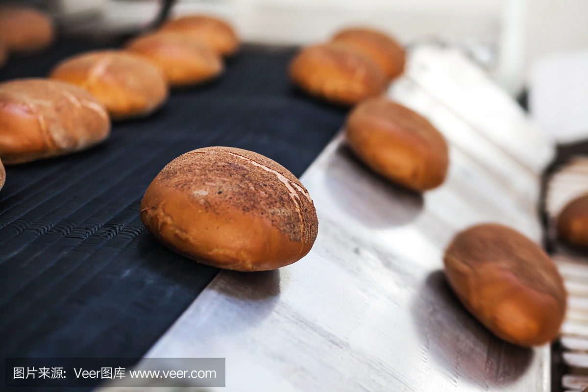 面包店生產(chǎn)線上的烘焙面包